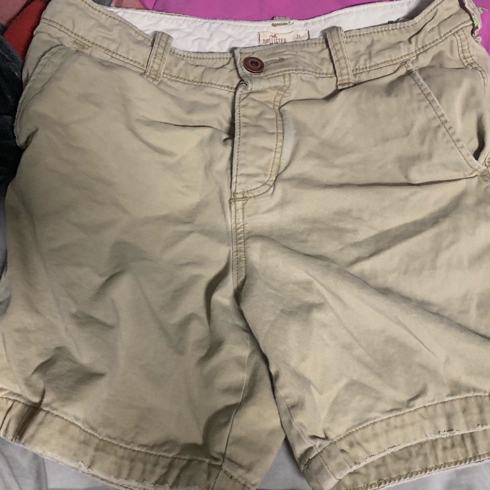Men’s khaki shorts